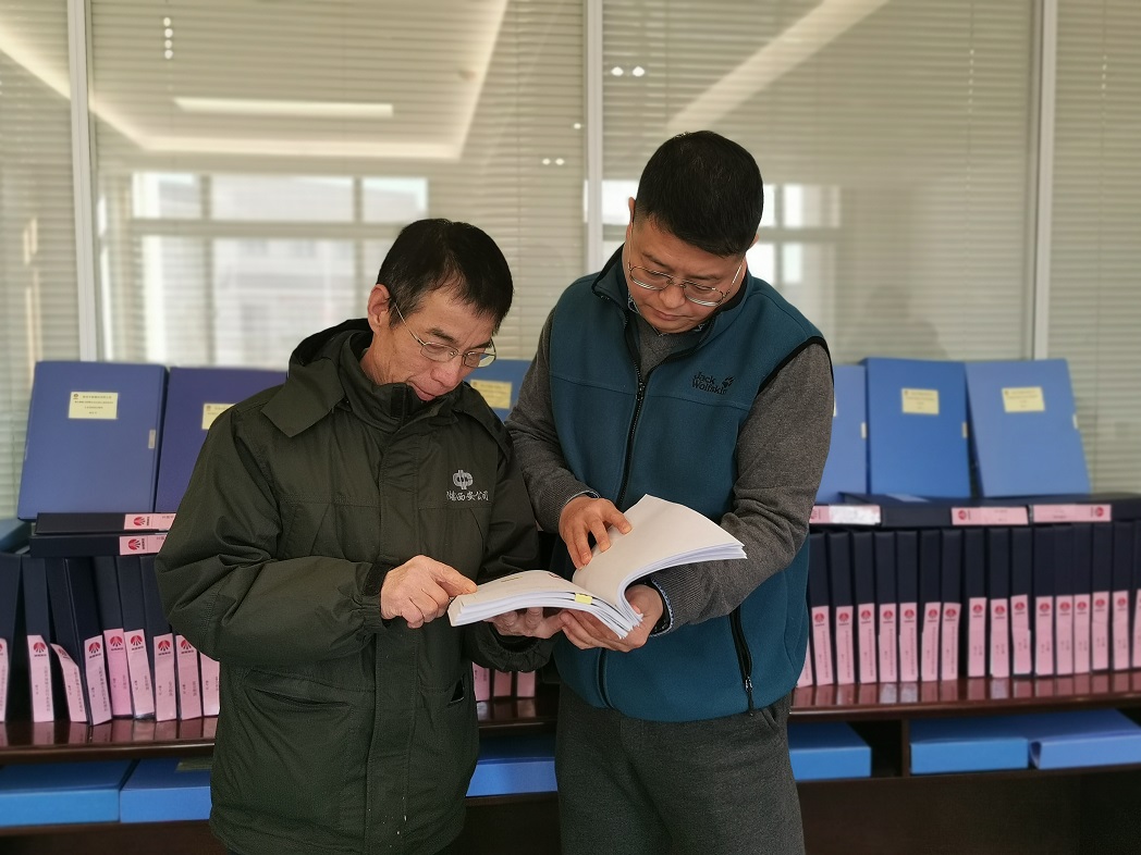 现场查看有关资料.jpg