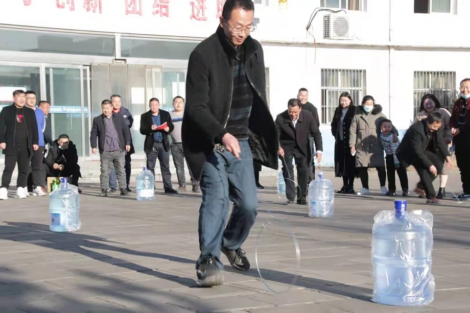 玩滚圈.jpg