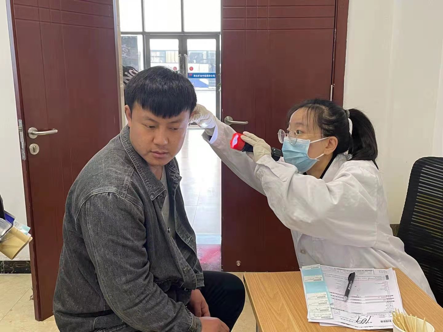 为职工进行健全查抄.jpg