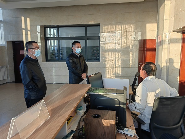 公司纪委对医务室核酸检测进行查抄，赵宣烨拍摄.jpg
