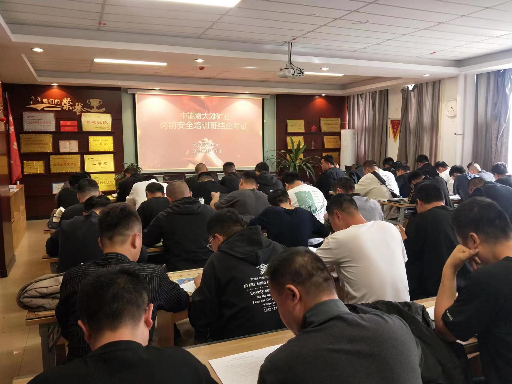 毕业考试进行中，丁晓强摄.jpg