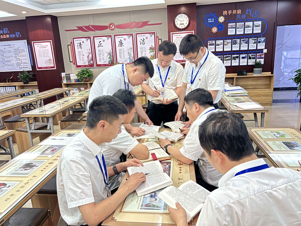 2.“想书班”活动中党怨毓开会商-朱玥宸摄.jpg