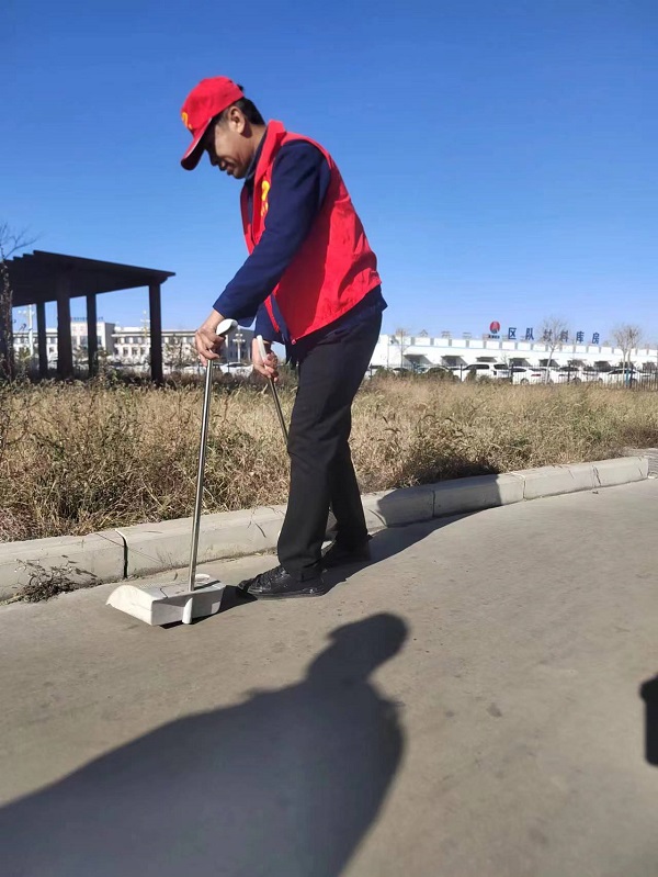 自愿者打扫矿区卫生.jpg
