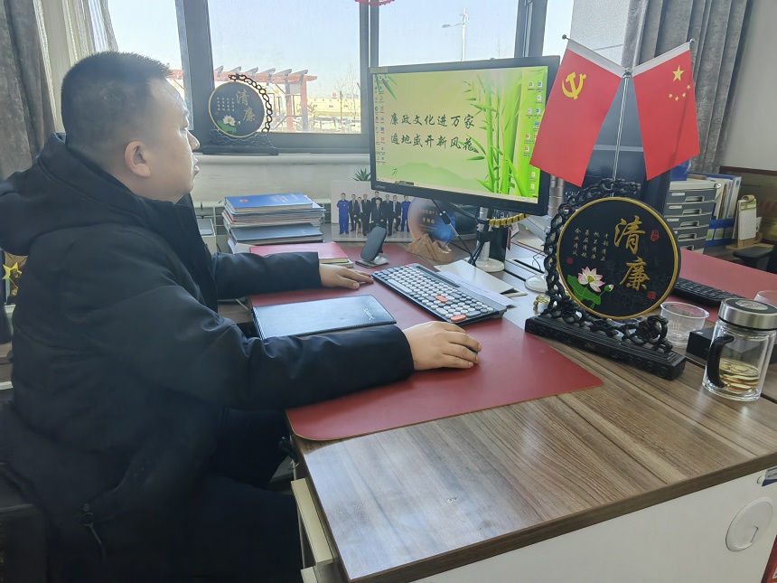 办公室里四处可见的清廉元素.jpg