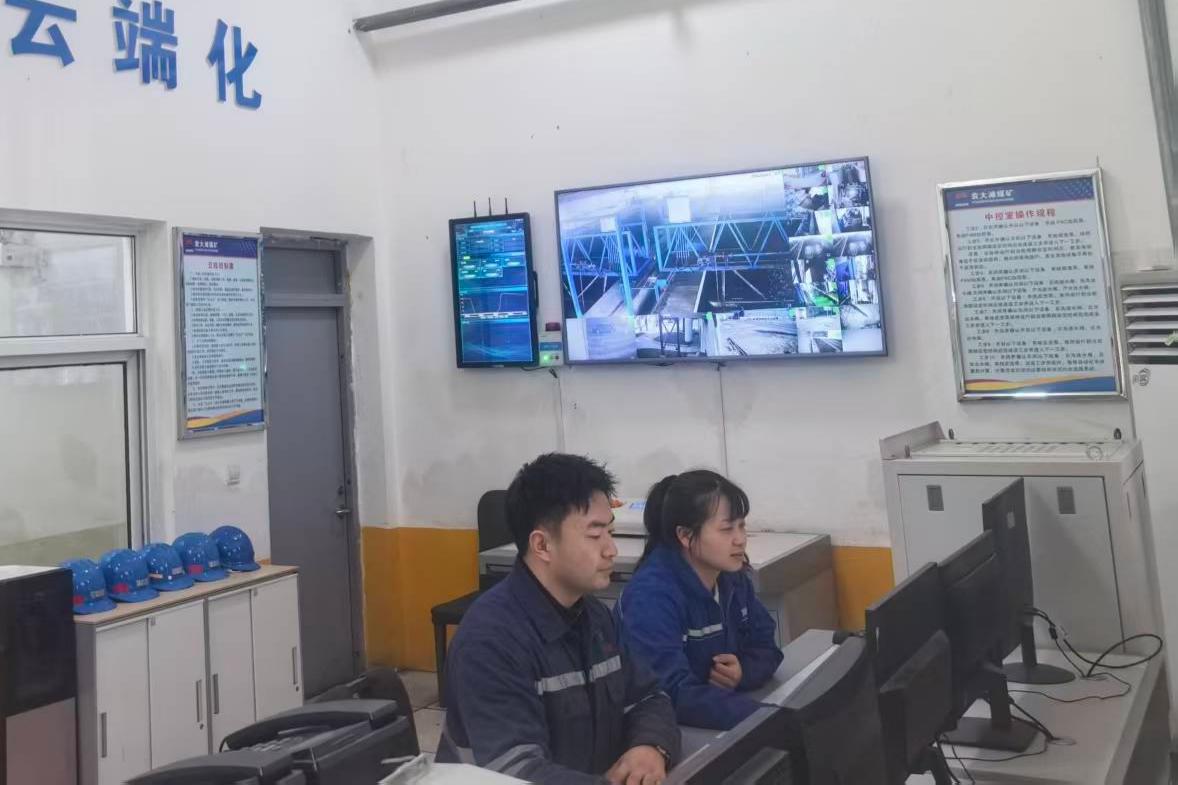 图二：矿井污水站党员为新员工解说运行工艺.jpg